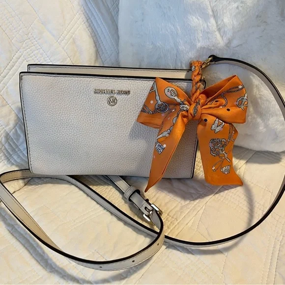 Michael Kors Valerie Cream Crossbody Bag EUC with cute bag charm - Picture 2 of 11